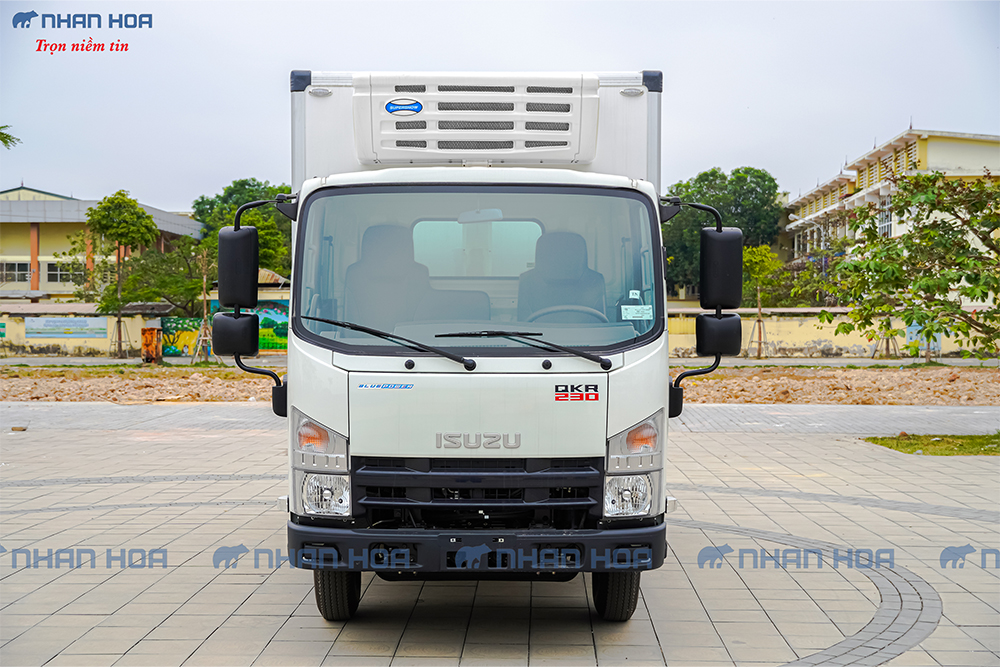 Xe Tải Isuzu QLR77FE4 QKR230 2.5 Tấn Thùng Kín Composite 