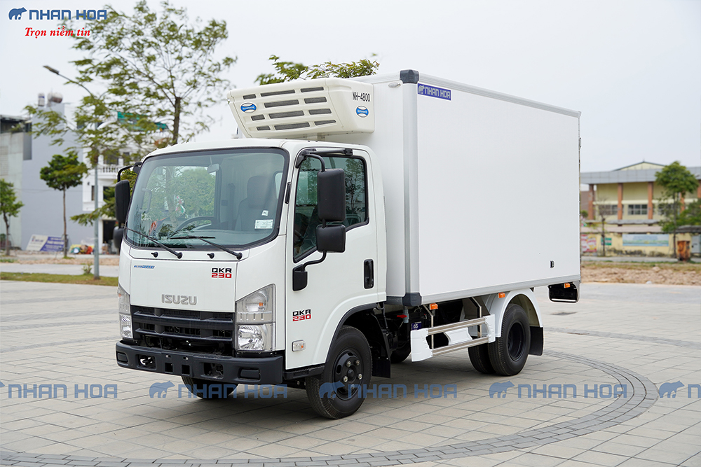 Xe Tải Isuzu QLR77FE4 QKR230 2.5 Tấn Thùng Kín Composite 