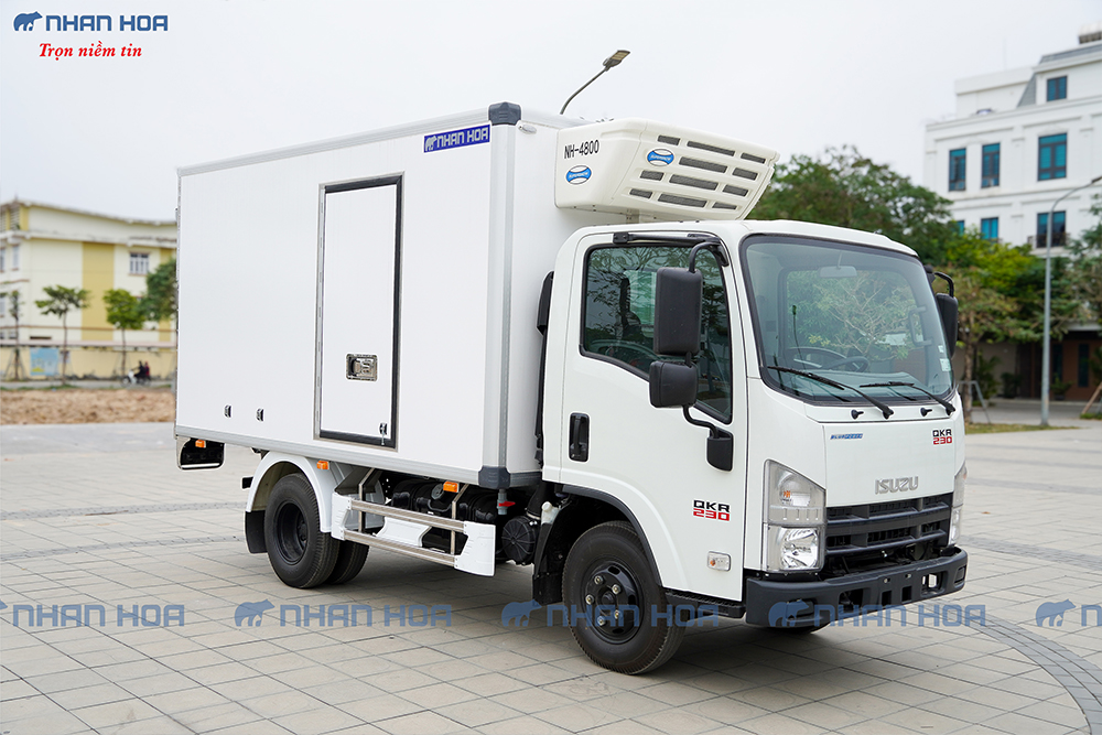 Xe Tải Isuzu QLR77FE4 QKR230 2.5 Tấn Thùng Kín Composite 