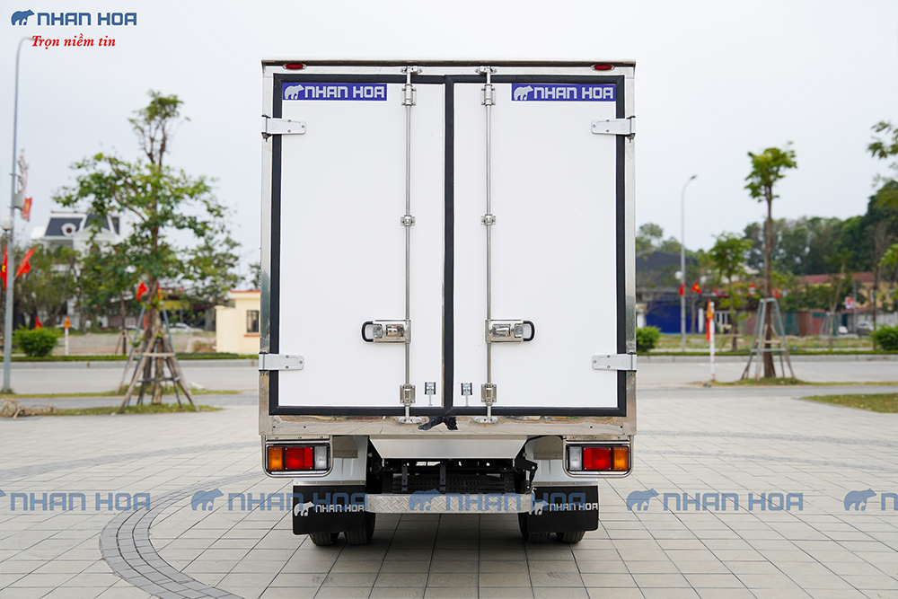 Xe Tải Isuzu QLR77FE4 QKR230 2.5 Tấn Thùng Kín Composite 